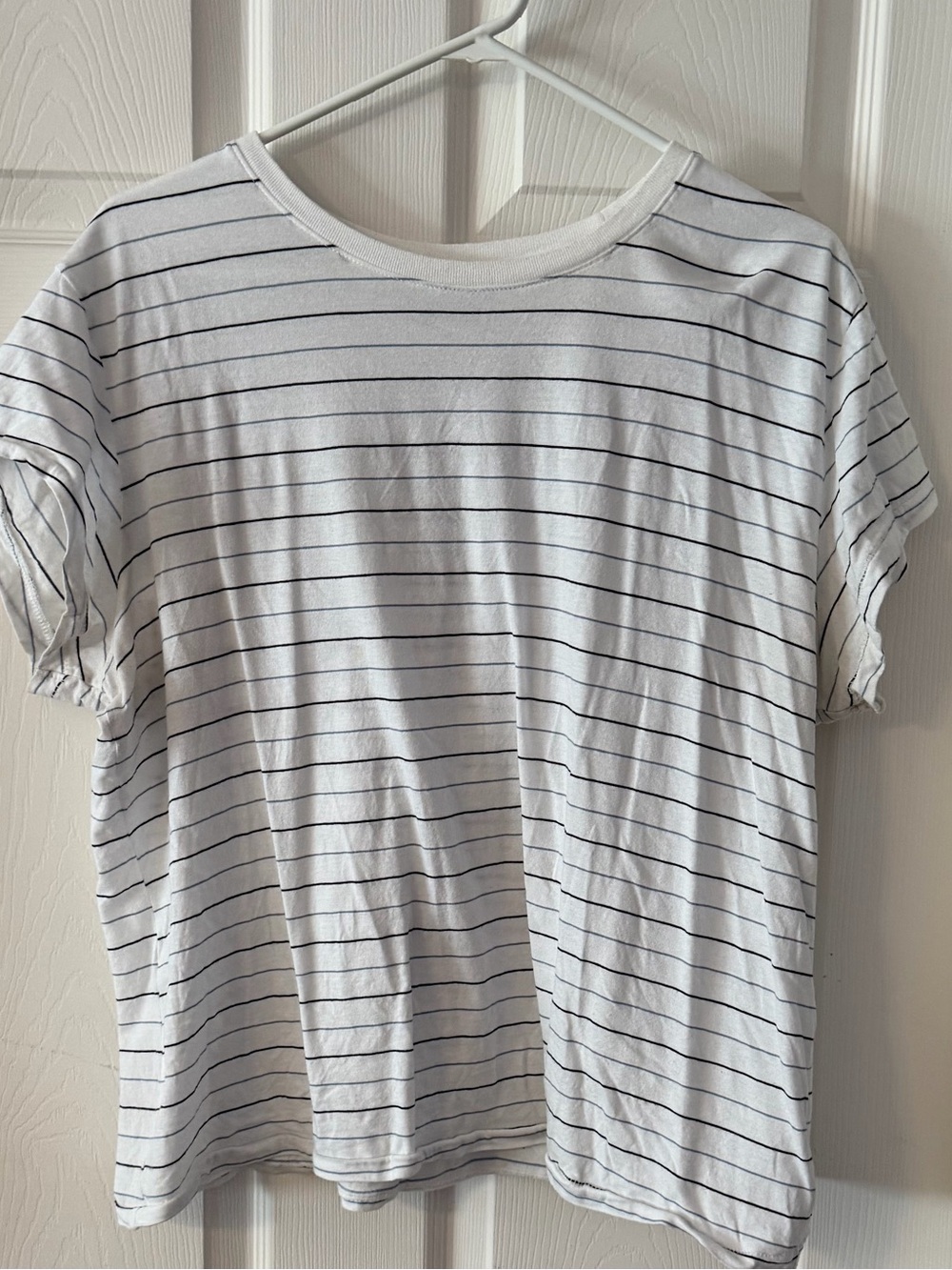 Universal threads - white crew neck tshirt with black and blue stripes - SIZE XL